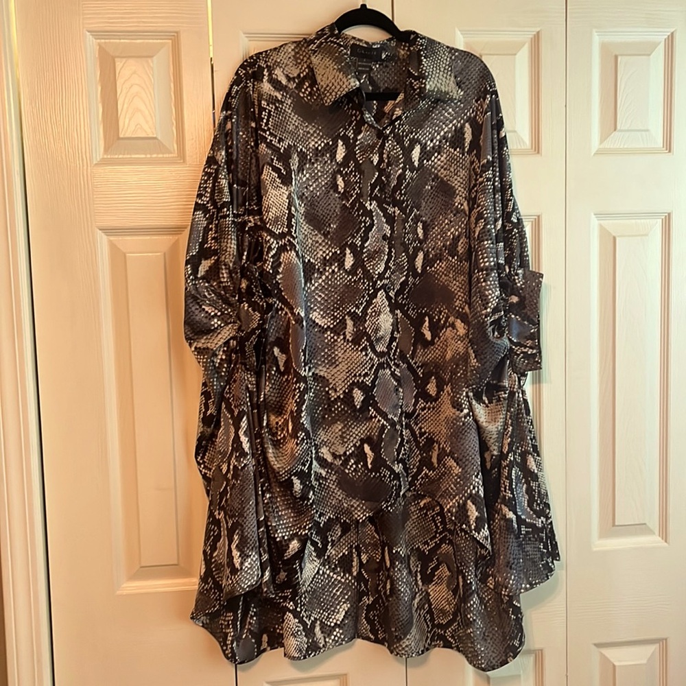 Gracia Oversized Button Up. Large. - image 1